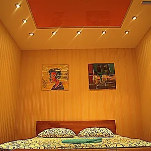  Hostel Holiday Host